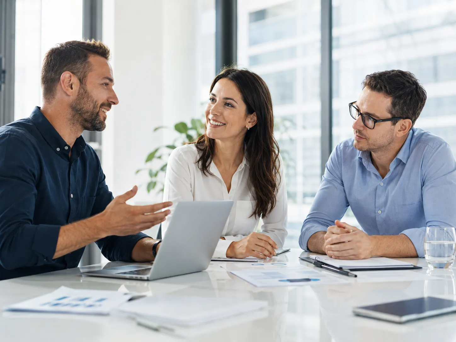Calcul de revenus sur des documents financiers.